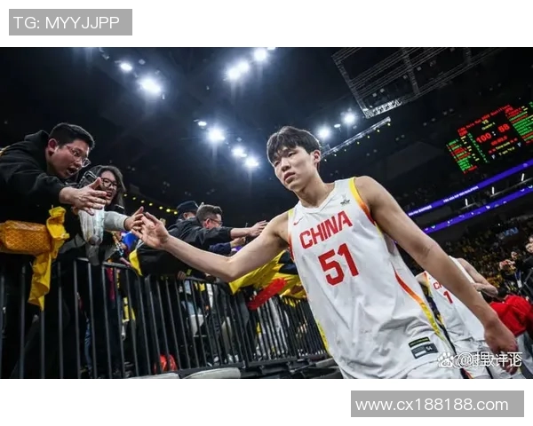 重庆篮球队在邀请赛中以84分稳居积分榜首位，表现出色引人瞩目